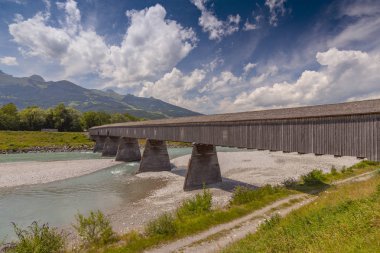 Eski ahşap köprü Ren Lihtenştayn ve İsviçre, Europe arasında geçiş.