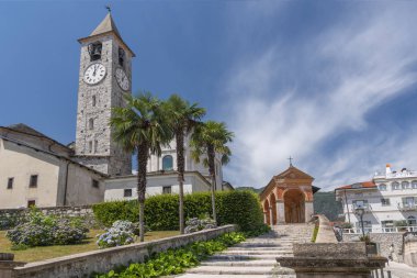 Parish Kilisesi Santi Gervasio ve Protasio duruyor 16. yüzyılda Piazza della Chiesa üzerinde tarihi merkezinde, Baveno, İtalya.