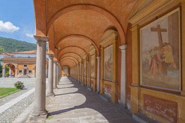 Parish Kilisesi Santi Gervasio ve Protasio duruyor 16. yüzyılda Piazza della Chiesa üzerinde tarihi merkezinde, Baveno, İtalya.
