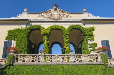 Bakan ünlü Villa del Balbianello, Lenno, İtalya'nın Como Gölü manzaralı balkon. Lombardy, İtalya.