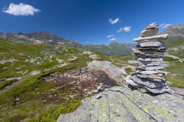 Alp Dağları ile konuya dayandırıyor rock cairns snd peyzaj taşlar, San Bernardino dağ geçidi, İsviçre.