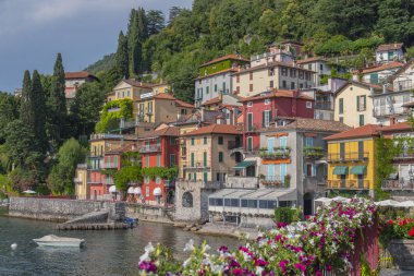 Varenna pitoresk köy Lake Como, İtalya'nın doğu kıyısında doğal görünümünü.