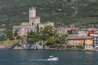 Malcesine Scaliger Kalesi, Malcesine, Lombardiya, İtalya ile Garda Gölü üzerinden görüntülemek.