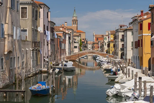 Vista Cidade Chioggia Com Barcos Madeira Ponte Sobre Canal Pequena — Fotografia de Stock