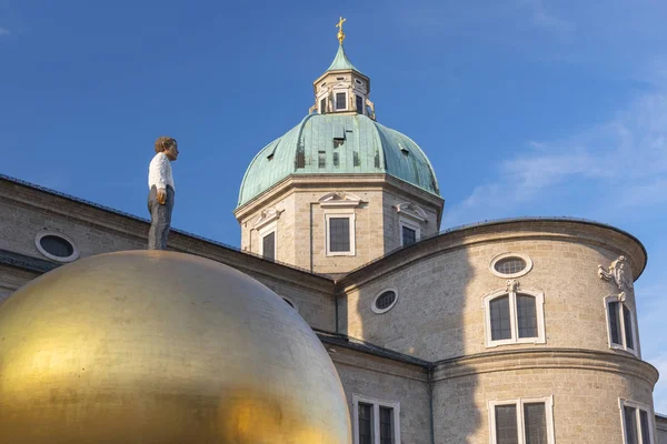 Postava Muže Stojící Zlatý Míč Před Salzburg Cathedral Náměstích Kapitelplatz — Stock fotografie