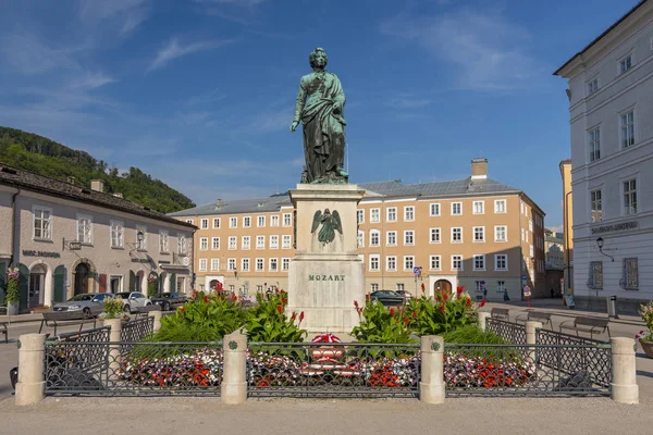 Wolfgang Amadeus Mozart anıt heykel Mozartplatz Meydanı Salzburg, Avusturya.
