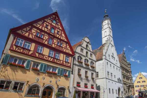 Mağazalar, restoranlar ve yarı ahşap evlerde Herrngasse Caddesi üzerinde Rothenburg ob der Tauber, Bavyera Almanya.
