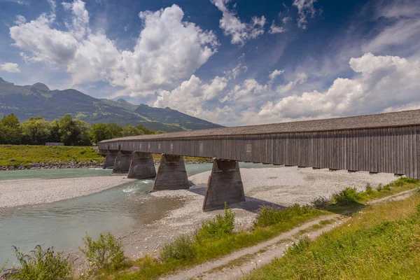 Eski ahşap köprü Ren Lihtenştayn ve İsviçre, Europe arasında geçiş.