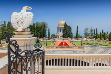 Haifa, İsrail Bahai bahçelerde kapısına beyaz taş kartal korur.