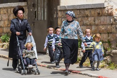 Geleneksel bir Ortodoks Musevi aile ile çocuk sokakta Mea Shearin Jerusalem, İsrail.