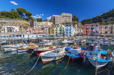 Küçük balıkçı tekneleri, liman Marina Grande Sorrento, Campania, Amalfi Coast, İtalya.