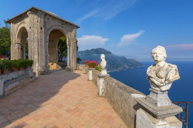 Taş heykeller üzerinde sonsuz güneşli teras Villa Cimbrone denizden Ravello, Amalfi Coast, İtalya.
