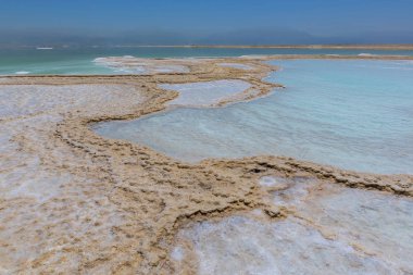 Kristalize tuz kapak İsrail Dead Sea beach.