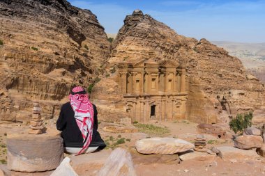 Bedevi Manastırı El Deir Nabataean antik kenti Petra Ürdün bilinen süslü oyulmuş kaya mezarı üzerinde seyir.