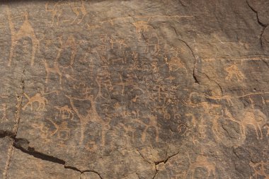 Tarih öncesi kaya resim kırmızı Kum Çölü Wadi Rum, Jordan.