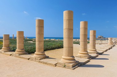 Roma eski marbe sütun Meydanı'nda Caesarea sit alanı, İsrail.
