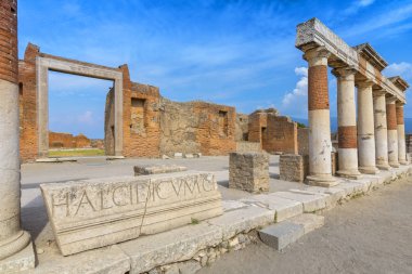 Pompei, İtalya da vesuvius patlama sonra antik sütunlar Harabeleri.
