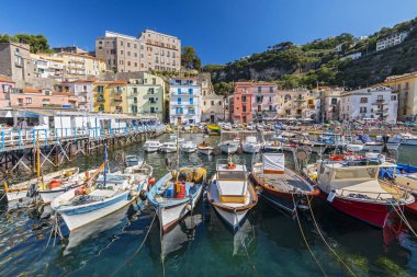 Küçük balıkçı tekneleri, liman Marina Grande Sorrento, Campania, Amalfi Coast, İtalya.