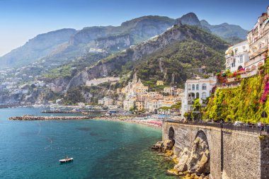 Güzel şehir Amalfi adlı ünlü Amalfi Coast Körfezi, Salerno, Campania, İtalya ile görünümünü.