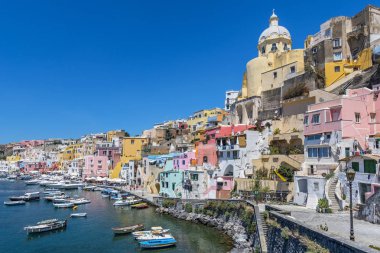 Gün ışığına Marina della Corricella, Naples, İtalya yakın Procida Island balıkçı köyü üzerinden.