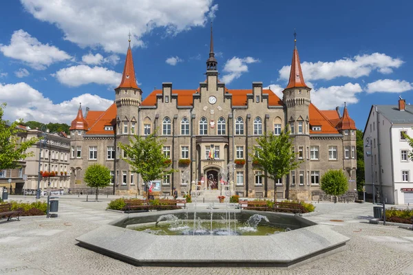 波兰下西里西亚市沃尔登堡市沃尔布日奇广场市政厅和治安法官 — 图库照片