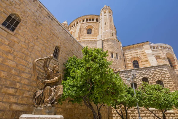 以色列王大卫弹琴 雕像位于以色列耶路撒冷锡安山大卫王墓入口附近 — 图库照片