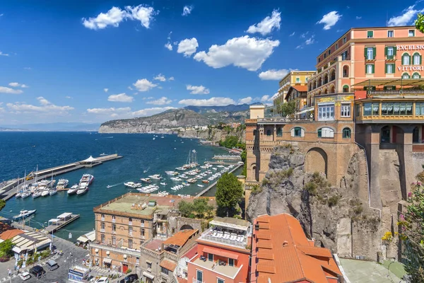 Marina Piccolo ve Napoli Körfezindeki, Sorrento, Napoliten Riviera, İtalya üzerinden görünüm.