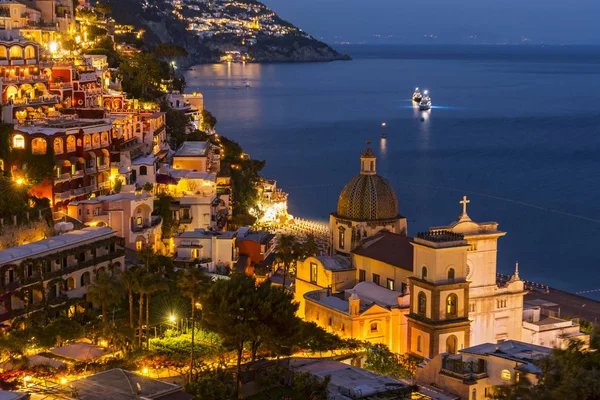 Amalfi Coast, İtalya, Positano Köyü gece görünümü.
