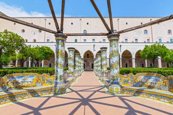 Clarisses güneşli cloister Mayolikası zemin Santa Chiara Manastırı Napoli, İtalya ile dekore edilmiş.