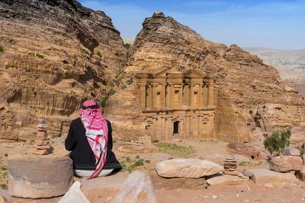 Бедуин Глядя Украшенный Резной Скальной Гробницы Известный Монастырь Эль Дейр — стоковое фото