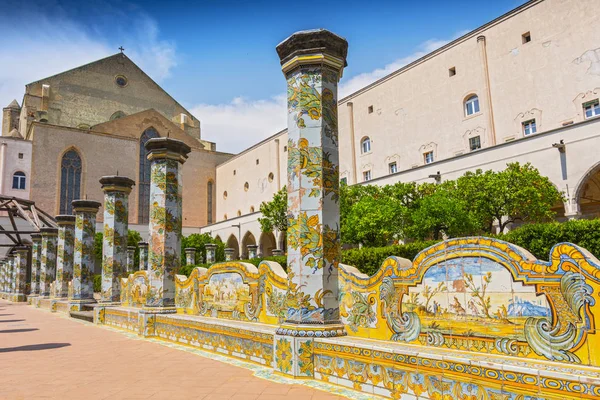 意大利那不勒斯圣奇亚拉修道院用马里约里卡瓷砖装饰的克拉里塞斯阳光修道院 — 图库照片