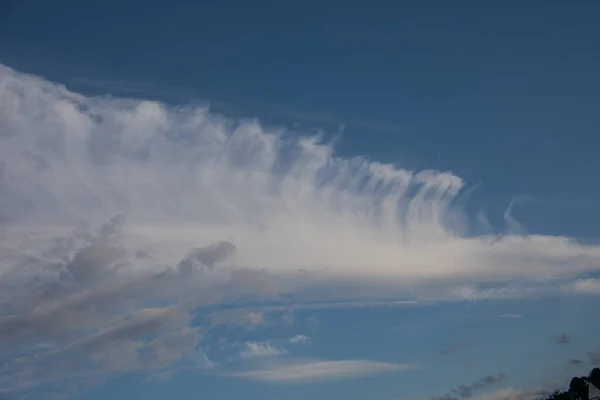 Wolkenformationen Blauen Sommerhimmel — Stockfoto