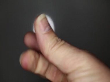 Baş ve orta parmak, işaret gibi yüksek sesle şakırdıyor.