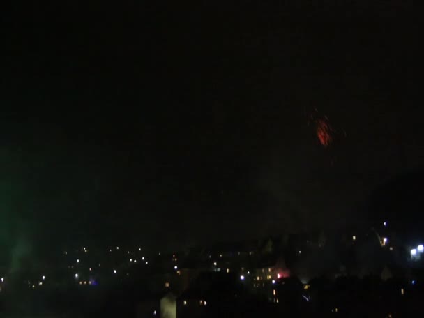 Πρωτοχρονιάτικα Πυροτεχνήματα Ίχνη Φωτός Στο Νυχτερινό Ουρανό — Αρχείο Βίντεο
