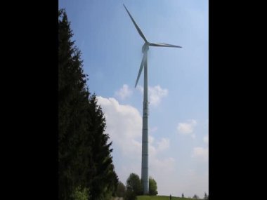 Ormandaki yüksek rüzgar türbini yenilenebilir elektrik üretmek için temizleniyor