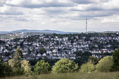 Siegen şehri, üniversite ve iletişim kulesiyle yeşil kuşakta.
