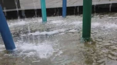 Güçlü su jeti kaldırımda yüksek sesle fışkırdı ve her yöne püskürtüldü.