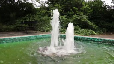 Wasserbecken mit Fontainen im Schlopark, Siegen mit lautem Pltschern