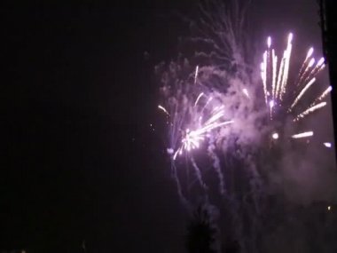 Yeni yıl havai fişekleri ve gece gökyüzünde ışık izleri.