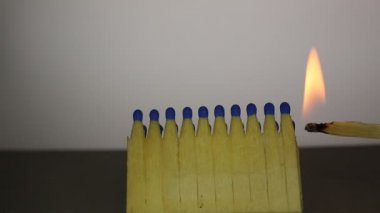 Kibrit ve alevli kibrit çöpü