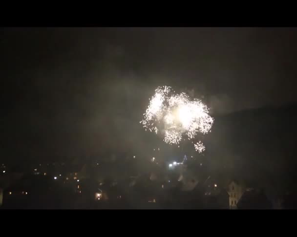 夜空に光の痕跡を持つ新年の花火 — ストック動画