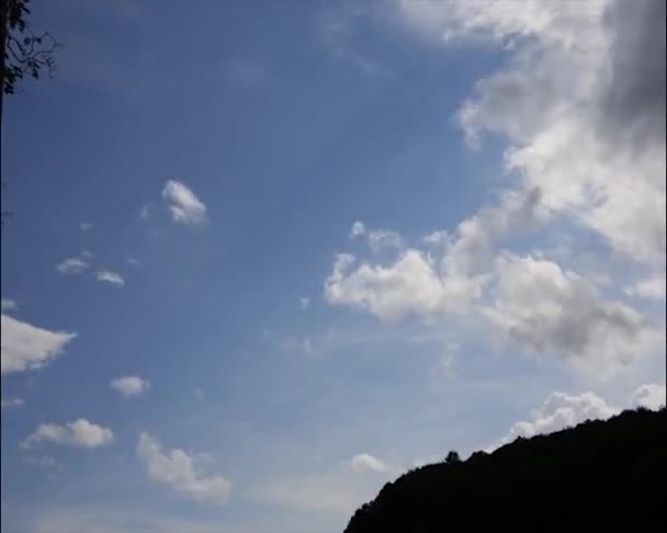 Les formations nuageuses dans le ciel bleu d'été en mouvement