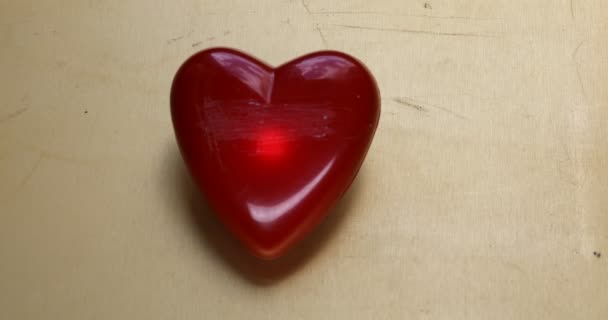 Kleines Rotes Herz Liegt Auf Untergrund Und Pulsiert Liebevoll — Wideo stockowe