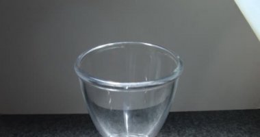 Temiz su bardağa dökülür.