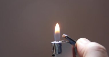Çevreyi aydınlatmak için küçük bir alevle daha hafif yanar.