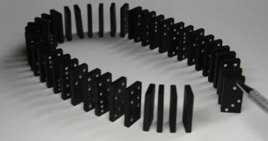 siyah noktalı domino taşları zincirleme bir reaksiyonda yere düşer.