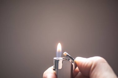 Çevreyi aydınlatmak için küçük bir alevle daha hafif yanar.