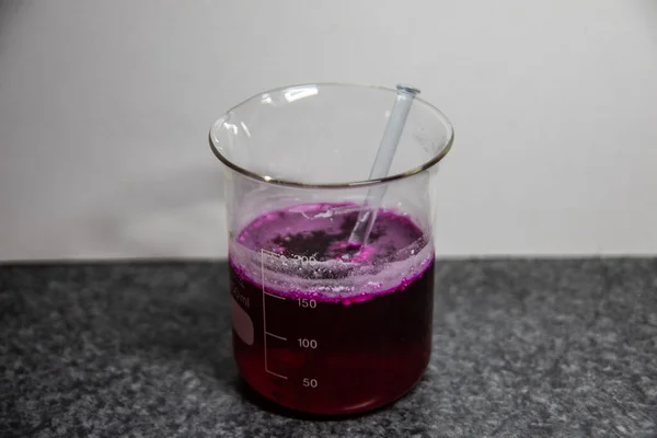 Vaso Precipitados Con Líquido Color Púrpura Oscuro Mediante Adición Polvo —  Fotos de Stock