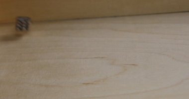 Gemiye çeşitli zarlar atılır ve yuvarlanır.