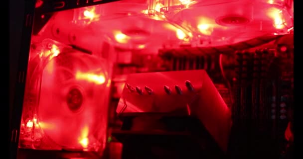 Ventole Del Computer Raffreddamento Girano Rapidamente Nella Luce Rossa — Video Stock